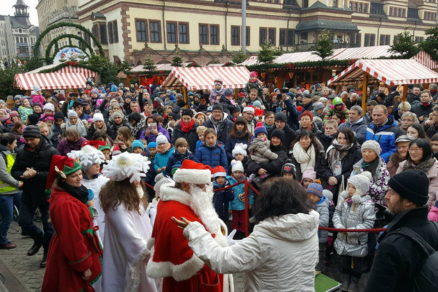 Der Weihnachtsmann vor einer großen Schar Kinder und Erwachsener auf dem Leipziger Weihnachtsmarkt. 