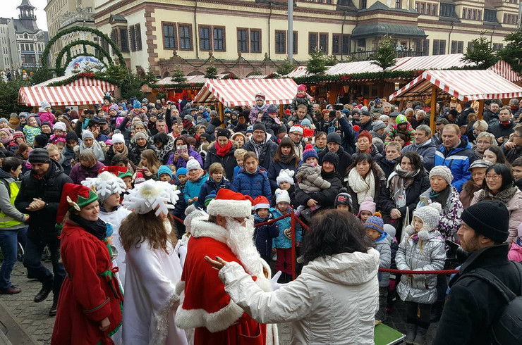 Der Weihnachtsmann vor einer großen Schar Kinder und Erwachsener auf dem Leipziger Weihnachtsmarkt. 