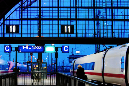 Züge (ICEs) stehen im Hauptbahnhof Leipzig zur blauen Stunde.