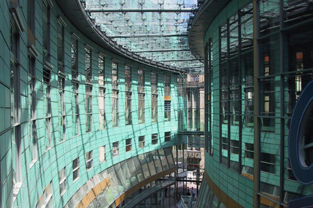 Blick in eine moderne überdachte Passage in Leipzig mit grünen Elementen, Glas und Stahl