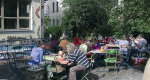 Familiencafé am Haus Steinstraße mit Besuchern