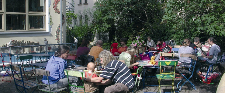 Familiencafé am Haus Steinstraße mit Besuchern