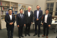 Fünf Personen, davon Herr Handelsrat Bui Vuong Anh (2.v.l.) und Herr Dr. Michael Schimansky (3.v.l.) stehen nebeneinander in einem Büro im Neuen Rathaus Leipzig.