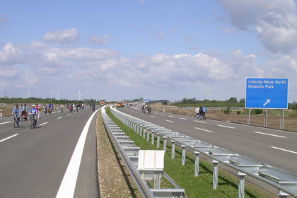 Foto von der Autobahn A 38 auf Höhe der Anschlussstelle Neue Harth 2006 im Sonnenschein mit Fußgängern am Tag der Eröffnung