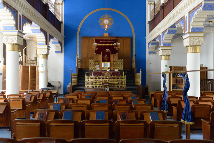 Innenraum der Brodyer Synagoge mit leeren Stuhlreihen und einem Altar