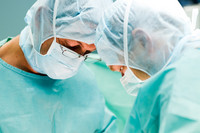 Ärzte im Klinikum St. Georg mit Mundschutz und Operationskleidung