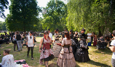 Viele kostümierte Menschen beim Viktorianischen Picknick im Clara-Zetkin-Park.