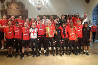 Die Mannschaft von RB Leipzig posiert mit dem DFB-Pokal in einem Saal im Alten Rathaus.