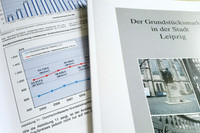 Eine Seite und das Titelbild des Grundstücksmarktbericht 2014