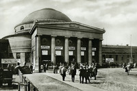 historische schwarz-weiß Fotografie einer Messehalle mit Kuppeldach und Säulenportal