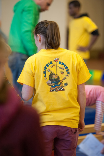 Betreuerin des Familienspielfestes mit gelbem T-Shirt.