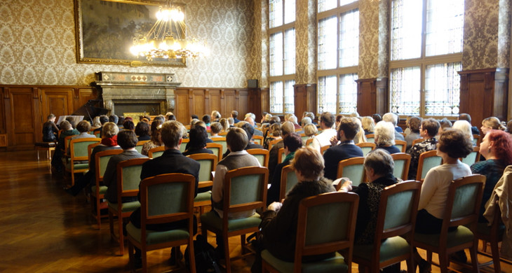 Menschen sitzen auf Stühlen während der Preisverleihung des Louise-Otto-Peters-Preises 2015 im Ratsplenarsaal des Neuen Rathauses