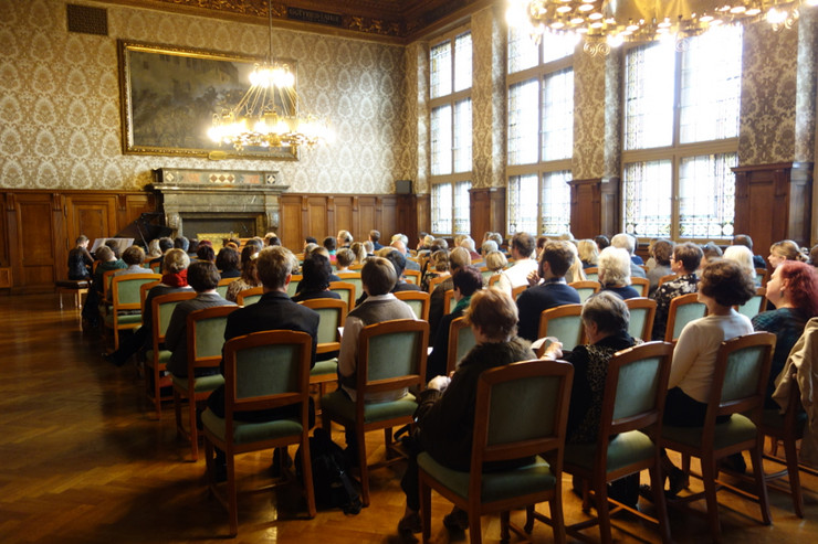 Menschen sitzen auf Stühlen während der Preisverleihung des Louise-Otto-Peters-Preises 2015 im Ratsplenarsaal des Neuen Rathauses