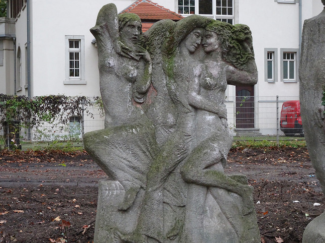Relief in der Telemannstraße zeigt nackte Frauen und einen Drachentöter