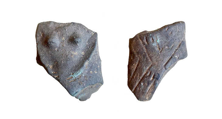 zwei Tonscherben einer prähistorischen weiblichen Statuette