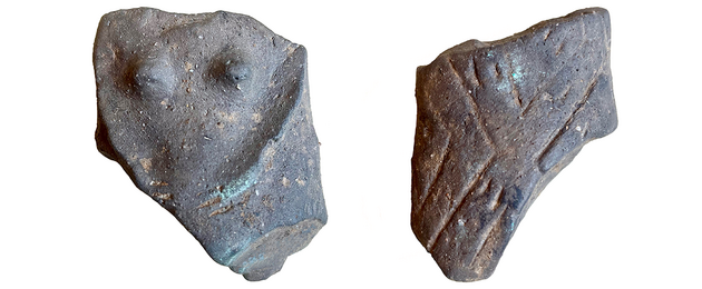 zwei Tonscherben einer prähistorischen weiblichen Statuette