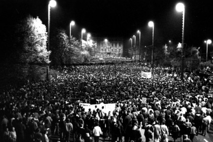 Menschenmassen bei Demonstrationen auf dem Leipziger Ring bei Nacht