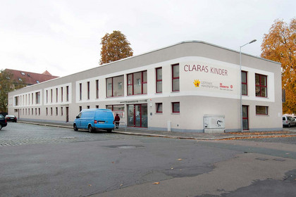 Blick über eine Straße auf eine neue Kindertagesstätte in Schönefeld