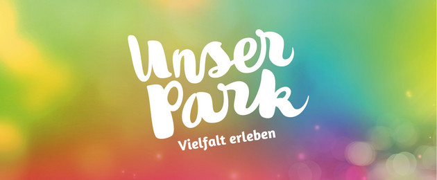 Weißer Schriftzug "Unser Park. Vielfalt erleben" auf buntem Hintergrund