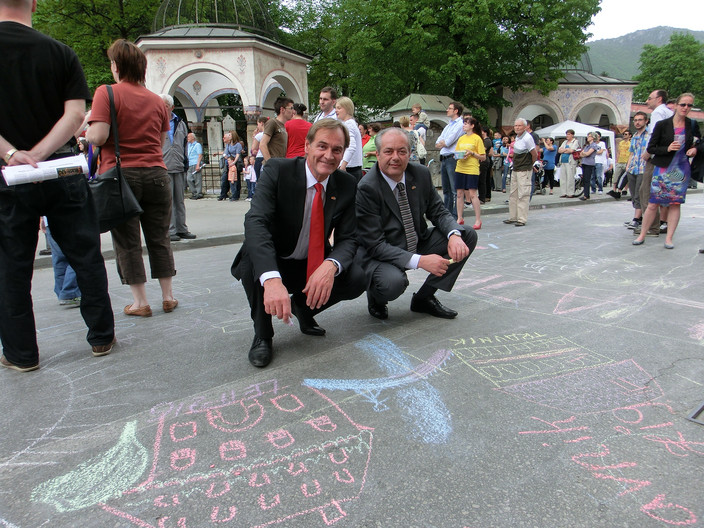 Bürgerreise nach Travnik 2013: Leipzigs Oberbürgermeister Burkhard Jung und sein Amtskollege aus Travnik zum Straßenfest anlässlich des 10jährigen Städtepartnerschaftsjubiläums