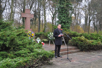 Oberbürgermeister Burkhard Jung bei einer Rede vor einem Denkmal mit Kränzen auf dem Südfriedhof