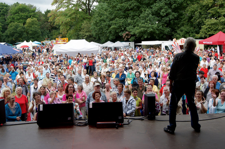 Sänger auf der Bühne beim Schönauer Parkfest mit viel Publikum