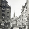 Die alte Matthäikirchhe steht im Hintergrund. Vorn im Bild steht der Lipsiabrunnen, es fährt ein Fahhradfahrer durch das Bild. Die Fotografie entstand um 1903.