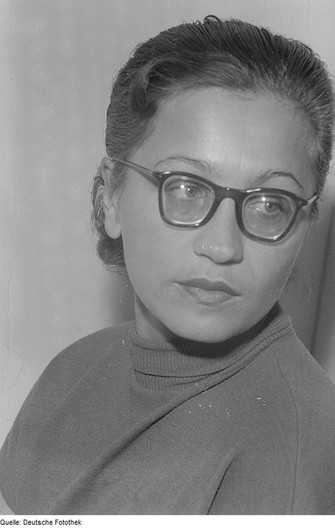 Schwarz-Weiß-Porträtfoto, Hildegard Maria Rauchfuß in jungen Jahren mit hochgesteckter Frisur, Hornbrille und im Rollkragenpullover