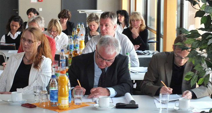 Personen an einem Tisch. Tagung der AG Stadterneuerung in Görlitz,