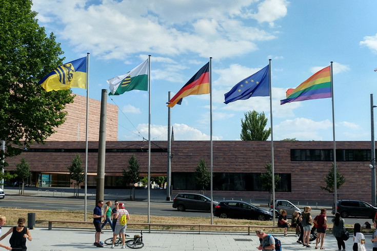 Nebeneinander wehen die Fahne von Leipzig, Sachsen, Deutschland, Europa und die Regenbogenfahne.
