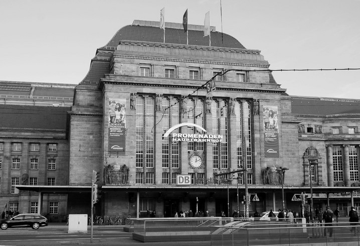 Westhalle des Leipziger Hauptbahnhofes heute mit großem Portal in schwarz weiß fotografiert