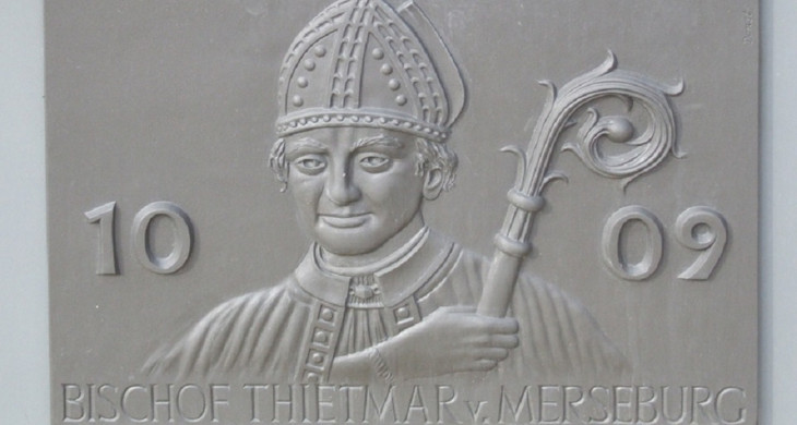 Ein Relief mit Portrait vom Bischof Thietmar von Merseburg