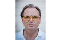 Porträt eines Mannes mit gelber runder Brille
