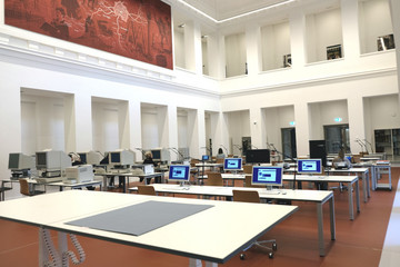 Innenaufnahme vom Forschungssaal mit Arbeitsplätzen mit Computerbildschirmen