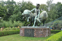 Bronzeskulptur mit einem griechischen Helden der zwei Stiere an Ketten hält