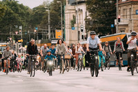 Viele Radfahrer auf einer Straße unterwegs.