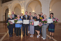 Mehrere Personen mit Blumensträußen und Urkunden, in der Mitte Oberbürgermeister Burkhard Jung.