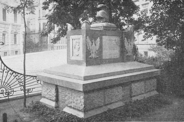 Schwarz-Weiß-Aufnahme des Poniatowski-Sarkophags als Denkmal.