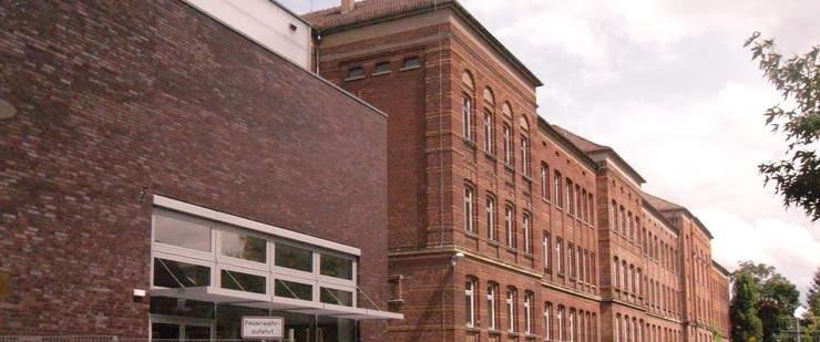 Gebäudeansicht Gymnasium - Werner-Heisenberg-Schule