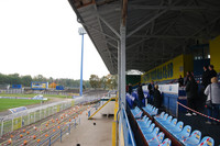 Fußballstadion mit Blick auf die Tribüne und aufs Spielfeld