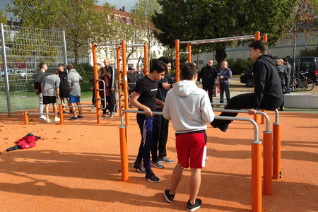 Jugendliche beim Training auf dem öffentlichen Fitness-Parcours im Stadtteilpark Rabet im Stadtbezirk Ost