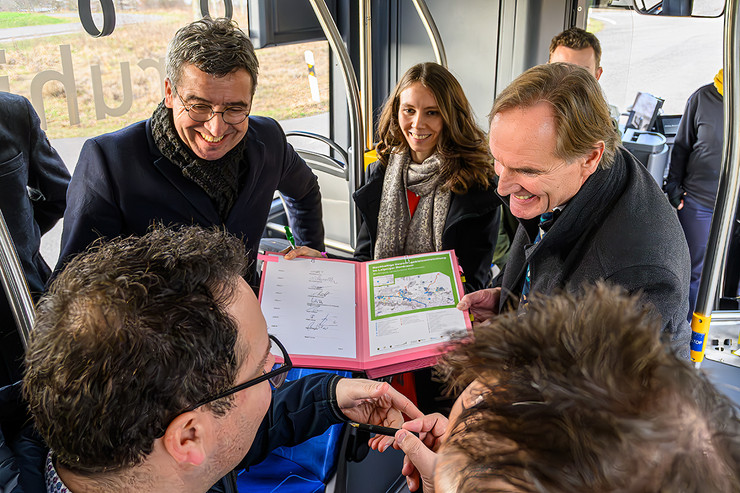 Oberbürgermeister Burkard Jung und Bürgermeister Dienberg in einem Bus während der Unterzeichnung der Absichtserklärung zusammen mit den anderen Repräsentanten der beteiligten Kommunen.