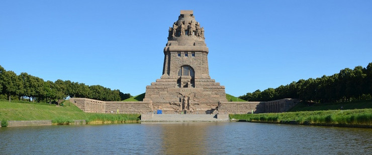 Das Leipziger Völkerschlachtdenkmal vor blauem Himmel