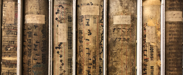 Zu sehen sind Einbände der Landstube, die aus Seiten klösterlicher Notenbücher gefertigt wurden.