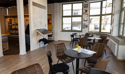 Tische und Stühle im Café HaMakom