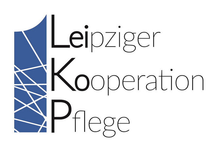 Schriftzug "Leipziger Kooperation Pflege", die drei Wörter untereinander geschrieben, "Lei", "Ko" und "P" jeweils in Fettschrift. Links daneben in blau der Umriss des City-Hochhauses.