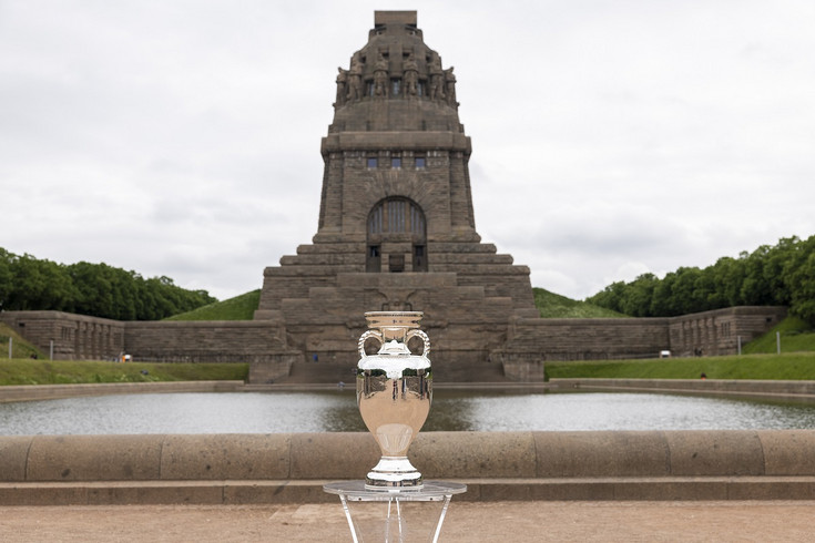 EM-Pokal vor dem Völkerschlachtdenkmal
