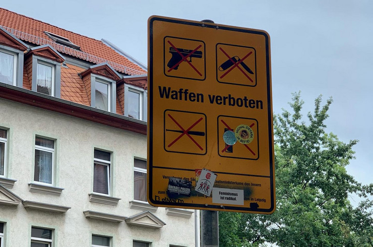 Schild der Waffenverbotszone im Bereich der Eisenbahnstraße