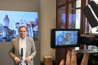 Oberbürgermeister Burkhard Jung steht vor einer Kamera und gibt ein Videostatement