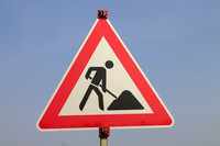 Das Verkehrs-Schild für Bau-Stelle